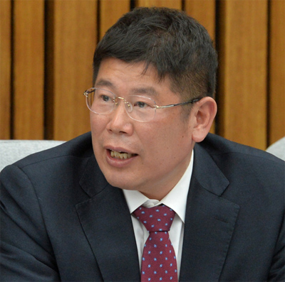 9일 오후 서울 여의도 국회 제3회의장에서 열린 박근혜 정부의 최순실 등 민간인에 의한 국정농단 의혹사건 진상규명을 위한 국정조사 7차 청문회에 참석한 국민의당 김경진 의원이 조윤선 문화체육관광부 장관에게 문화계 블랙리스트에 대한 질문을 하고 있다. <사진제공=뉴시스>