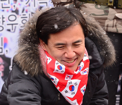 21일 오후 서울 중구 서울광장 일대에서 열린 대통령 탄핵 기각을 위한 국민 총궐기대회'에서 김진태 새누리당 의원이 참석자와 악수를 나누고 있다. <사진제공=뉴시스>