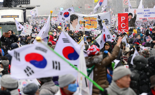21일 오후 서울 중구 서울광장 일대에서 박사모 등 보수 시민단체 회원들이 참석한 대통령 탄핵 기각을 위한 국민 총궐기대회'가 열리고 있다. <사진제공=뉴시스>