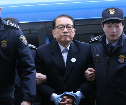 '문화계 블랙리스트' 작성을 주도한 혐의로 구속된 김기춘 전 청와대 비서실장이 22일 서울 강남구 대치동 '박근혜 정부의 최순실 등 민간인 국정농단 사건 수사 특별검사팀' 사무실로 소환되고 있다. <사진제공=뉴시스>