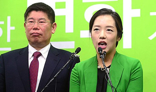 강연재 변호사가 지난해 1월29일 서울 마포 국민의당사에서 열린 방송 정치평론가 4인 입당 발표 기자회견에서 입당 소감을 밝히고 있다. <사진제공=뉴시스>