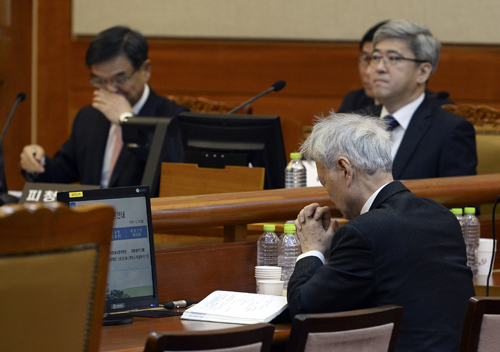 박 대통령 법률대리인단의 서석구(아래) 변호사가 23일 오전 서울 종로구 헌법재판소 대심판정에서 열린 '박근혜 대통령 탄핵심판 사건 8차 변론'에 참석해 기도하고 있다. <사진제공=뉴시스>