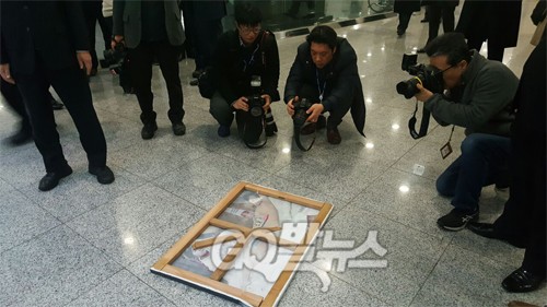 24일 오전 서울 여의도 국회 의원회관 1층 로비에서 열린 ‘곧, 바이! 展’에 전시된  이구영 작가의 '더러운 잠' 작품을 한 보수단체 회원이 떼어내 파손시키고 있다. ⓒ go발뉴스