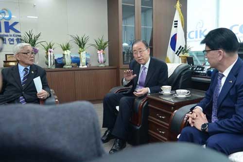 반기문 전 유엔사무총장이 24일 오전 서울 종로구 한국교회연합을 예방해 정서영 목사 및 관계자들과 환담을 나누고 있다. <사진제공=뉴시스>