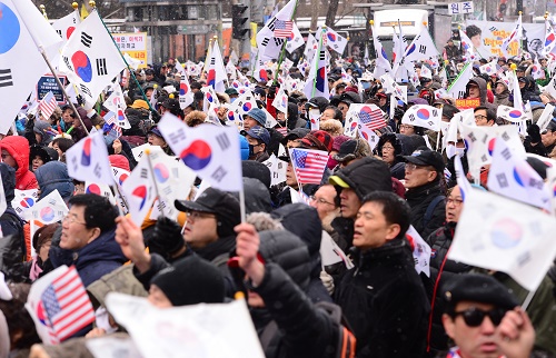 21일 오후 서울 중구 서울광장 일대에서 박사모 등 친박단체 회원들이 참석한 대통령 탄핵 기각을 위한 국민 총궐기대회'가 열리고 있다. <사진제공=뉴시스>