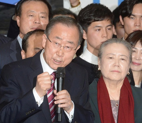 반기문 전 유엔 사무총장이 부인 유순택 여사와 12일 오후 인천공항을 통해 귀국, 인사말을 하고 있다. <사진제공=뉴시스>