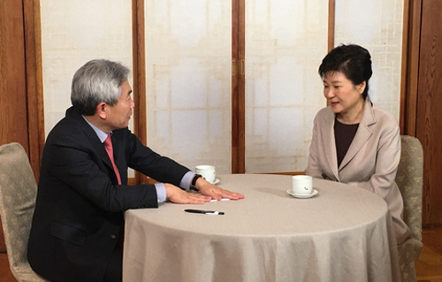 박근혜(오른쪽) 대통령이 25일 청와대 상춘재에서 '정규재tv' 운영자인 정규재 한국경제신문 주필과 단독 인터뷰를 하고 있다. <사진=정규재tv 제공, 뉴시스>