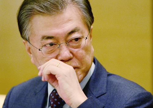 더불어민주당 문재인 전 대표가 24일 오전 서울 여의도 메리어트호텔에서 열린 ‘트럼프 정부 출범 간담회’에 참석해 얼굴을 만지고 있다. <사진제공=뉴시스>