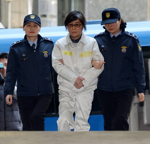 국정농단 사태의 핵심 인물 비선실세 최순실씨에 대한 체포영장이 집행된 25일 오전 서울 강남구 특별검사 사무실로 최씨가 소환되고 있다. 이날 최씨는 특검이 자백을 강요하고 있다. 너무 억울하다고 소리쳤고 '여기는 더이상 민주주의 특검이 아니다'라고 소리를 질렀다. <사진제공=뉴시스>