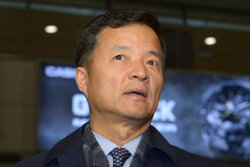 유재경 주미얀마대한민국대사관 대사가 31일 오전 인천국제공항을 통해 귀국해 취재진의 질문에 답하고 있다. 유 대사는 귀국과 동시에 서울 강남구 대치동 박영수 특별검사팀 사무실에 참고인 신분으로 출석 예정이다. 박영수 특별검사팀의 대변인 이규철 특검보는 전날 진행된 정례 브리핑에서 "유 대사를 상대로 최순실씨가 미얀마 공적 개발 원조 사업 과정에서 개인적 이익을 취득한 혐의를 조사할 예정"이라고 전했다. <사진제공=뉴시스>