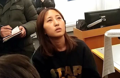 최순실의 딸 정유라가 3일 덴마크 올보로에서 긴급체포된 후 법원에서 구금 연장 재판을 받기 직전 현지에서 취재 중인 기자들과 인터뷰를 하고 있다. <출처=길바닥저널리스트 페이스북 캡처, 뉴시스>