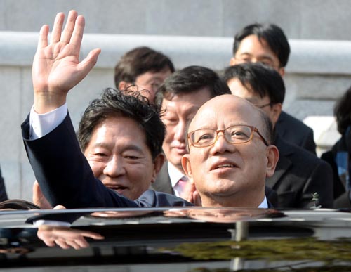 박한철 헌법재판소장이 31일 오전 서울 종로구 헌법재판소에서 열린 제5대 헌법재판소장 퇴임식을 마친 뒤 차량에 타기 전 손을 흔들고 있다. 박 소장은 지난 2011년 2월 1일 헌법재판관에 임명된 후 지난 2013년 4월 12일 검찰 출신으로는 처음으로 헌재소장에 취임했다. <사진제공=뉴시스>