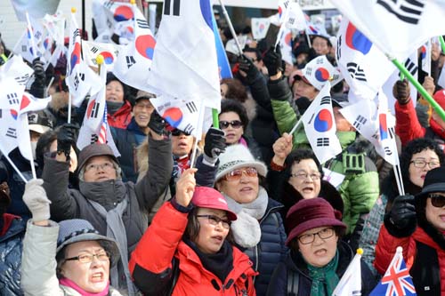 1월31일 오후 서울 강남구 박영수 특별검사팀 사무실 앞에서 자유청년연합 등 보수단체 회원들이 특검 규탄 집회에 참석하고 있다. <사진제공=뉴시스>