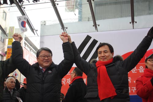 지난 1월26일 낮 대구 중구 대구백화점 앞 광장에서 대통령 탄핵기각을 위한 국민총궐기 운동본부의 대구집회가 열렸다. 사진은 좌측부터 새누리당 조원진·김진태 의원으로 집회에 참가한 시민들에게 인사하고 있다. <사진제공=뉴시스>