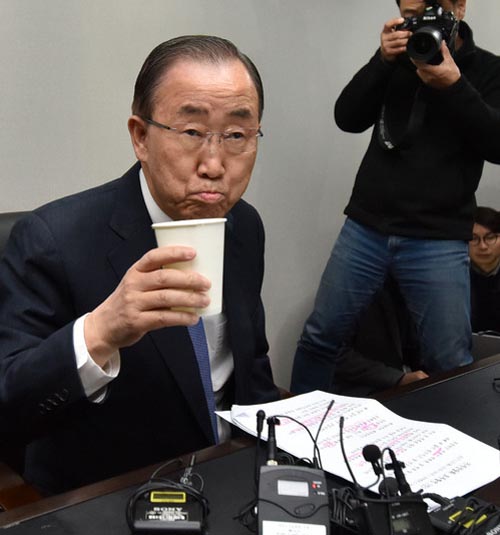 반기문 전 유엔 사무총장이 31일 오후 서울 마포구 사무실에서 기자간담회 도중 물을 마시고 있다. <사진제공=뉴시스>