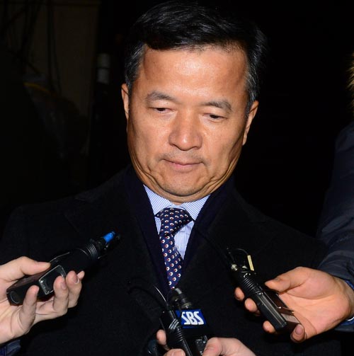 최순실 씨가 지난해 박근혜 대통령의 미얀마 방문을 앞두고 추진된 ‘미얀마 K타운 프로젝트’에 개입한 것과 관련해 유재경 주 미얀마 대사가 1일 오전 참고인 신분으로 조사를 마친 후 서울 강남구 대치동 특검사무실을 나서고 있다. 유재경 대사는 31일 특검 조사에서 최순실 씨의 도움을 받고 주 미얀마 대사에 임명됐다고 시인한 것으로 알려졌다. <사진제공=뉴시스>