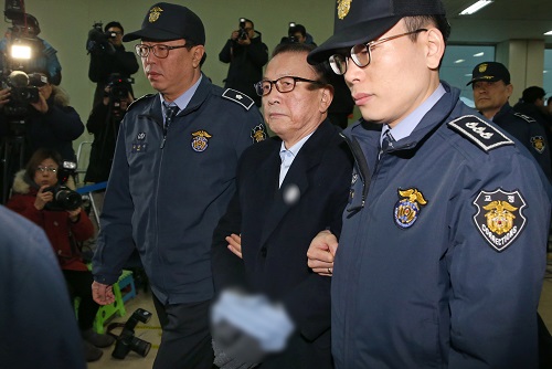 '문화계 블랙리스트' 작성을 주도한 혐의로 구속된 김기춘 전 청와대 비서실장이 조사를 받기 위해 설 연휴 마지막 날인 30일 서울 강남구 대치동 특검사무실로 소환되고 있다. <사진제공=뉴시스>