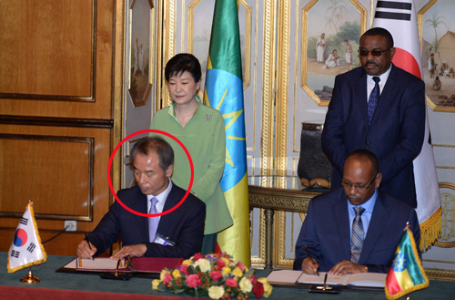 정상회담을 마친 박근혜 대통령과 하일레마리암 데살렌 총리가 2016년 5월26일 오후(현지시간) 에티오피아 아디스아바바 대통령궁에서 열린 김인식 KOICA 이사장과 압둘라지즈 재무경제협력부 장관의 무상원조 MOU 서명식을 지켜보고 있다. 동그라미로 표시한 인물이 김인식 이사장. <사진제공=뉴시스>