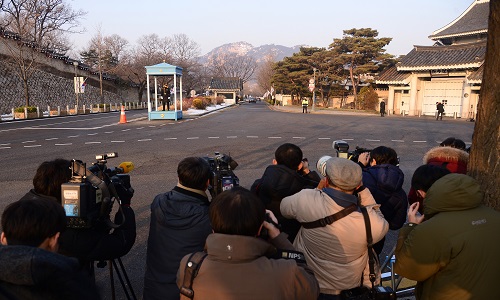 특검이 지난 2일 청와대 압수수색 영장을 발부한 가운데 압수수색을 하기 위해 청와대로 출발한 것으로 알려진 3일 오전 청와대 춘추관 앞에서 취재진이 대기하고 있다. <사진제공=뉴시스>