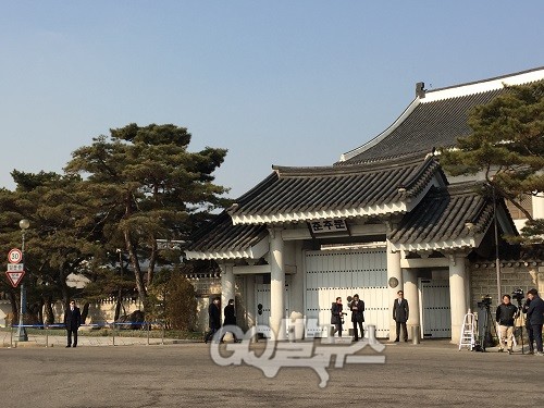 특검이 청와대 압수수색에 나섰지만 청와대의 거부로 결국 무산됐다. Ⓒ 황민호 PD