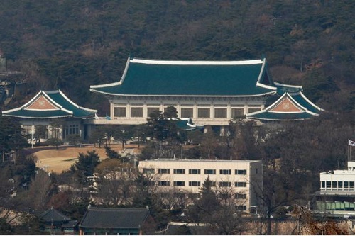 The Blue House, the presidential compound in Seoul, South Korea. President Park Geun-hye has been holed up there since the National Assembly voted to impeach her in December on charges of corruption and abuse of power. Credit Ahn Young-Joon/Associated Press한국 서울의 대통령 관저인 청와대. 박근혜 대통령은 지난 12월 부패와 직권남용의 혐의로 국회가 탄핵안을 가결한 후 그곳에서 지내왔다.