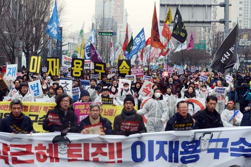 4일 오후 박근혜 대통령 퇴진 촉구 14차 촛불집회를 앞두고 서울 서초구 삼성전자 서초사옥 인근에서 박근혜대통령퇴진 비상국민행동(퇴진행동)을 비롯한 시민들이 박 대통령의 즉각 퇴진과 이재용 삼성전자 부회장의 구속을 촉구하며 행진하고 있다. <사진제공=뉴시스>