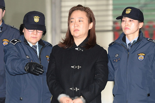 비선 진료 의혹을 받고 있는 김영재 원장의 부인 박채윤 씨가 5일 서울 대치동 특검사무실로 소환되고 있다. <사진제공=뉴시스>