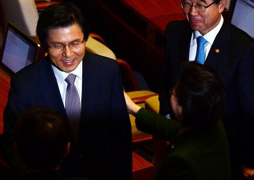 6일 오전 서울 여의도 국회 본회의장에서 열린 제349회 국회 본회의에서 황교안 국무총리 겸 대통령 권한대행이 의원들과 인사를 나누고 있다. <사진제공=뉴시스>