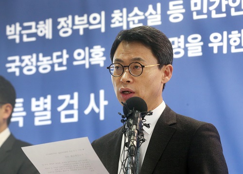 '박근혜 정부의 최순실 등 민간인 국정농단 사건 수사 특별검사팀'의 대변인 이규철 특검보가 6일 오후 서울 강남구 대치동 특검 사무실에서 브리핑을 하고 있다. <사진제공=뉴시스>