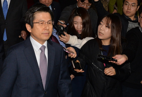 6일 오전 서울 여의도 국회 본회의장에서 열린 제4차 본회의를 마친 황교안 대통령 권한대행 국무총리가 대선 출마 여부를 묻는 취재진의 질문에 입을 닫은 채 국회를 나서고 있다. <사진제공=뉴시스>