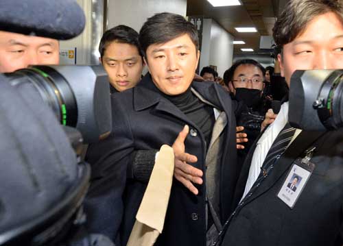 6일 저녁 서울 서초구 서울중앙지방법원에서 열린 '비선실세' 최순실 씨와 안종범 전 청와대 정책조정수석의 9차 공판에 증인으로 출석한 고영태 전 더블루케이 이사가 공판이 끝난 뒤 법정을 나오고 있다. 공판에서 최씨가 국정농단을 사건을 조작했다고 주장한 데 대해 고씨는 "조작했다는 것은 말도 안된다"며 "지금으로선 제가 보고, 듣고, 경험했던 대로 최대한 증거가 있는대로 진술한 내용"이라고 말했다. <사진제공=뉴시스>