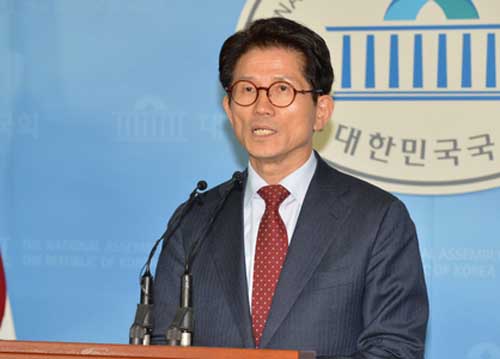 6일 오후 서울 여의도 국회 정론관에서 새누리당 김문수 최고위원이 기자회견을 하고 있다. <사진제공=뉴시스>