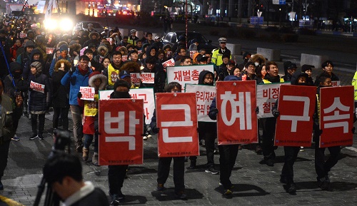 서울 종로구 광화문광장에서 시민들이 박근혜 대통령 즉각 퇴진을 촉구하는 촛불집회에 참석한 뒤 행진하고 있다. <사진제공=뉴시스>