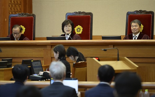 이정미(가운데) 헌법재판소장 권한대행이 7일 오전 서울 종로구 헌법재판소 대심판정에서 열린 박근혜 대통령 탄핵심판 11차 변론에 참석해 청구인, 피청구인 변호사 출석 여부를 묻고 있다. <사진제공=뉴시스>