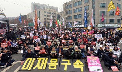 4일 오후 박근혜 대통령 퇴진 촉구 14차 촛불집회를 앞두고 서울 서초구 삼성전자 서초사옥 인근에서 박근혜대통령퇴진 비상국민행동(퇴진행동)을 비롯한 시민들이 박 대통령의 즉각 퇴진과 이재용 삼성전자 부회장의 구속을 촉구하며 행진하고 있다. <사진제공=뉴시스>