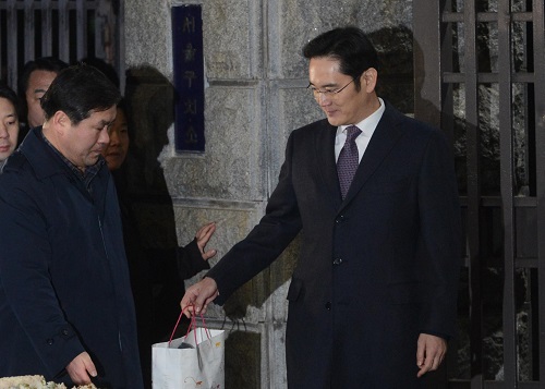 430억원대의 뇌물공여와 횡령·위증 등의 혐의로 청구된 구속영장이 기각된 이재용 삼성전자 부회장이 지난달 19일 오전 경기도 의왕시 서울구치소에서 나와 차량으로 향하고 있다. <사진제공=뉴시스>