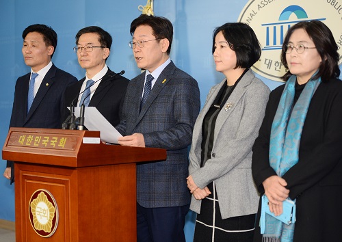 더불어민주당 대선주자인 이재명 성남시장이 8일 서울 여의도 국회 정론관에서 특검연장 촉구 기자회견을 하고 있다. 이재명 성남시장은 기자회견에서 “28일 종료되는 박영수 특검의 조사를 연장해 재벌과 권력의 부적절한 공생관계를 밝혀내고 철저하게 처벌해야한다”고 전했다. <사진제공=뉴시스>