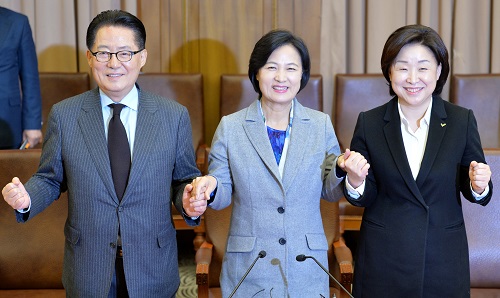 8일 오후 서울 여의도 국회 접견실에서 열린 야3당 대표 회동에 참석한 국민의당 박지원(왼쪽부터), 더불어민주당 추미애, 정의당 심상정 대표가 손을 잡고 있다. <사진제공=뉴시스>