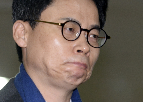 박근혜 정부의 최순실 등 민간인에 의한 국정농단 의혹 사건 규명을 위한 수사를 하고 있는 이규철 대변인(특검보)이 8일 오전 서울 강남구 대치동 특검 사무실로 출근하며 입을 꼭 다물고 있다. <사진제공=뉴시스>