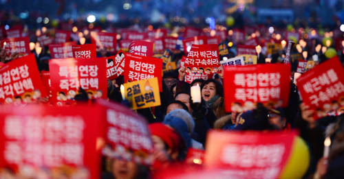 설 명절 이후 박근혜 대통령 퇴진을 촉구하는 첫 촛불집회가 열린 4일 오후 서울 종로구 광화문광장에서 참가자들이 박 대통령 퇴진을 촉구하고 있다. <사진제공=뉴시스>