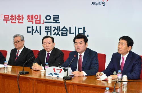 새누리당 대선 출마 선언을 한 원유철 의원이 8일 오전 서울 여의도 당사에서 열린 비상대책회의에 참석하여 발언을 하고 있다. 사진 오른쪽부터 안상수, 원유철 의원, 이인제 전 의원, 인명진 비상대책위원장. <사진제공=뉴시스>