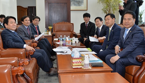 9일 오전 서울 여의도 국회 운영위원장실에서 여야 4당 원내수석부대표와 법제사법위원회 간사가 회동하고 있다. 왼쪽부터 바른정당 정양석 원내수석부대표, 새누리당 김진태 법사위 간사, 김선동 원내수석부대표, 더불어민주당 박완주 원내수석부대표, 박범계 법사위 간사, 국민의당 김관영 원내수석부대표, 이용주 법사위 간사. <사진제공=뉴시스>
