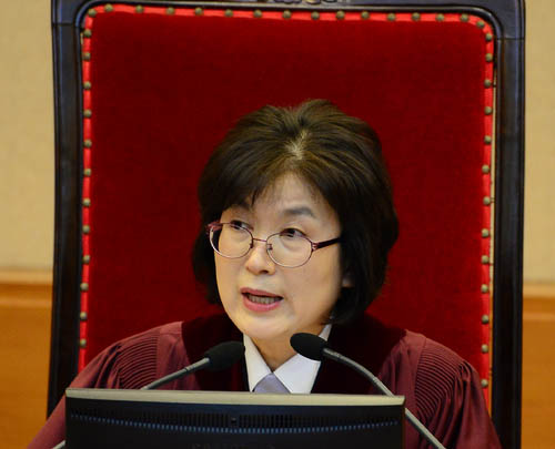 9일 오전 서울 종로구 헌법재판소에서 열린 대통령 탄핵심판 12차 변론기일에서 이정미 헌법재판소장 권한대행이 청구인, 피청구인 변호사 출석 여부를 확인하고 있다. <사진제공=뉴시스>