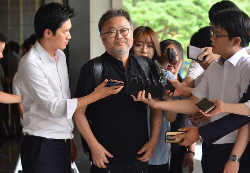 4.13 총선 당시 동영상 제작업체로부터 선거운동 동영상을 무상으로 제공받은 혐의를 받고 있는 조동원 전 새누리당 홍보기획본부장이 피의자 신분으로 조사를 받기 위해 지난해 8월 서울 서초구 서울중앙지방검찰청에 출석하며 취재진의 질문을 듣고 있는 모습. <사진제공=뉴시스>