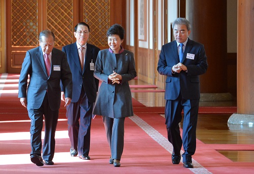 박근혜 대통령이 2013년 당시 청와대에서 열린 제2차 문화융성위원회 회의에 김동호 위원장과 유진룡 문화체육관광부 장관, 김기춘 비서실장과 함께 참석하고 있는 모습. <사진제공=뉴시스>