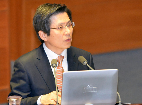 10일 오후 서울 여의도 국회 본회의장에서 열린 제7차 본회의 비경제분야 대정부질문에 참석한 황교안 대통령 권한대행 국무총리가 의원 질의에 답변하고 있다. <사진제공=뉴시스>