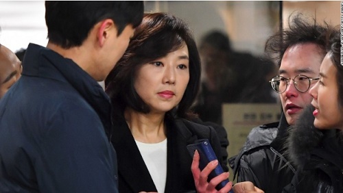 Former South Korean Culture Minister Cho Yoon-Sun arrives at court for a January 20 hearing to review the issuing of her arrest warrant at the Seoul Central District Court in Seoul.한국의 조윤선 전 문화체육관광부 장관이 1월 20일 영장실질심사를 위해 서울중앙지법에 도착하고 있다.