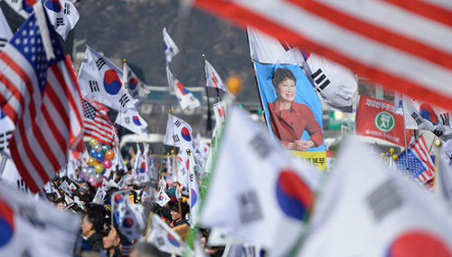 11일 오후 서울 중구 대한문 앞에서 '대통령 탄핵 기각을 위한 국민총궐기 운동본부' 주최로 열린 '제12차 탄핵무효 태극기 애국집회' 참가자들이 탄핵 기각을 촉구하며 태극기를 흔들고 있다. <사진제공=뉴시스>