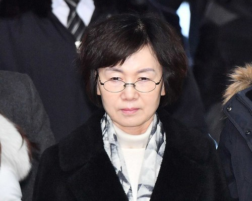 최순실 씨의 딸 정유라에게 특혜를 줬다는 의혹을 받는 최경희 전 이화여대 총장이 영장실질심사를 받기 위해 24일 오전 서울 서초구 서울중앙지법에 도착해 취재진 질문에 묵묵부답하고 있다. <사진제공=뉴시스>