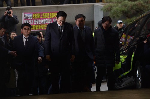 이재용 삼성전자 부회장이 13일 오전 조사를 받기위해 서울 강남구 대치동에 마련된 특검사무실로 출석하고 있다. 이 부회장은 박근혜 대통령과 최순실에게 뇌물을 제공한 혐의를 받고 있으며 지난달 19일 법원의 구속영장 기각 후 20여일 만에 특검팀에 재소환됐다. <사진제공=뉴시스>